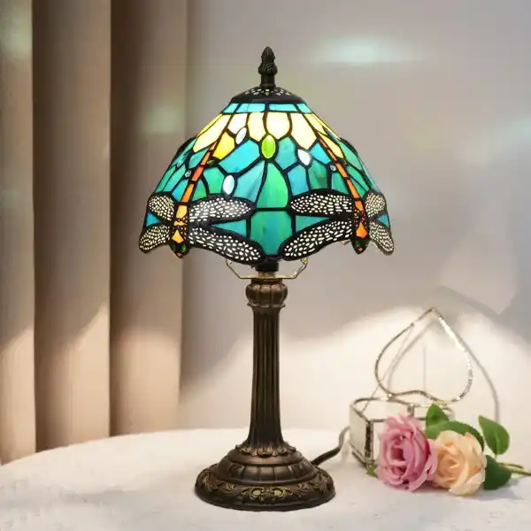 Lampa-witrazowa-zielona-z-wazka-1.webp Lampa stojąca witrażowa w stylu Tiffany. Zielona ważka pod słońcem '20