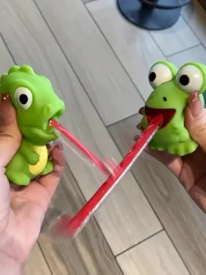 Żaba z wysuwanym językiem