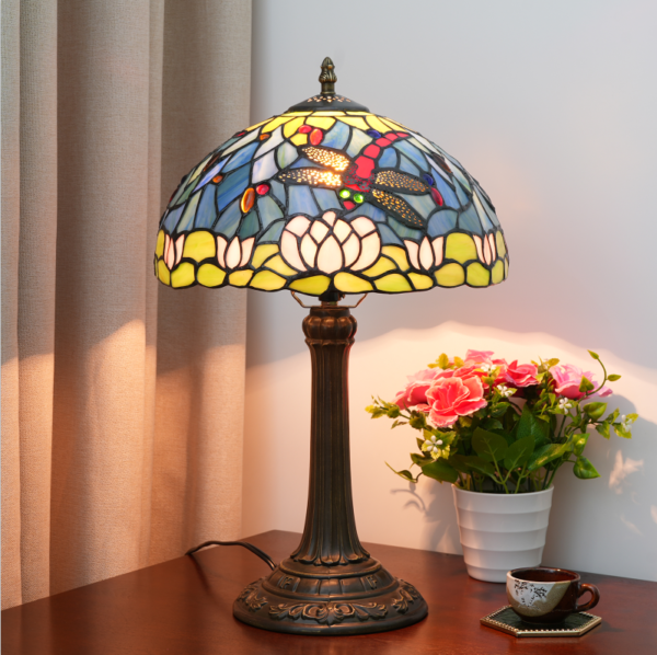 Lampa witrażowa w stylu Tiffany, Ważka na kwiatach Duża