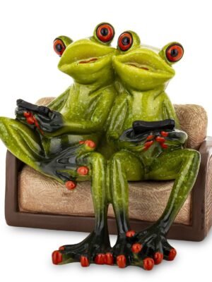 aa-10-7.jpg Figura żaba żabki na sofie grający na konsoli