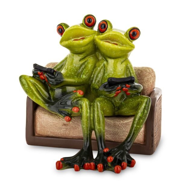 Figura żaba żabki na sofie grający na konsoli