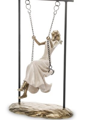 Figurka złota kobieta dziewczyna na huśtawce 26x20