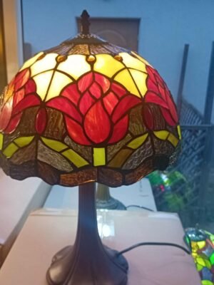 Lampa witrażowa w stylu Tiffany ręczne robiona . Pąsowe róże 30'