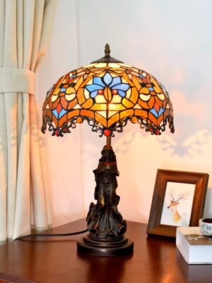Lampa witrażowa w stylu Tiffany. Kobieta baroku