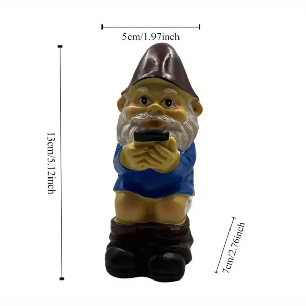 Skrzat ogrodowy  siedzący na toalecie