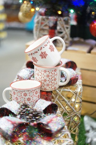 Zimowy kubek Dakls czerwony rant śnieżynki 370ml