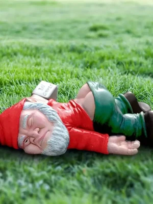 cc-1.webp Zabawny pijany krasnal