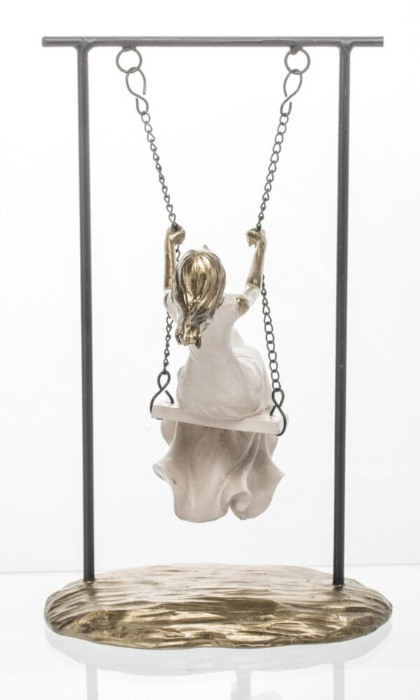 Figurka złota kobieta dziewczyna na huśtawce 26x20