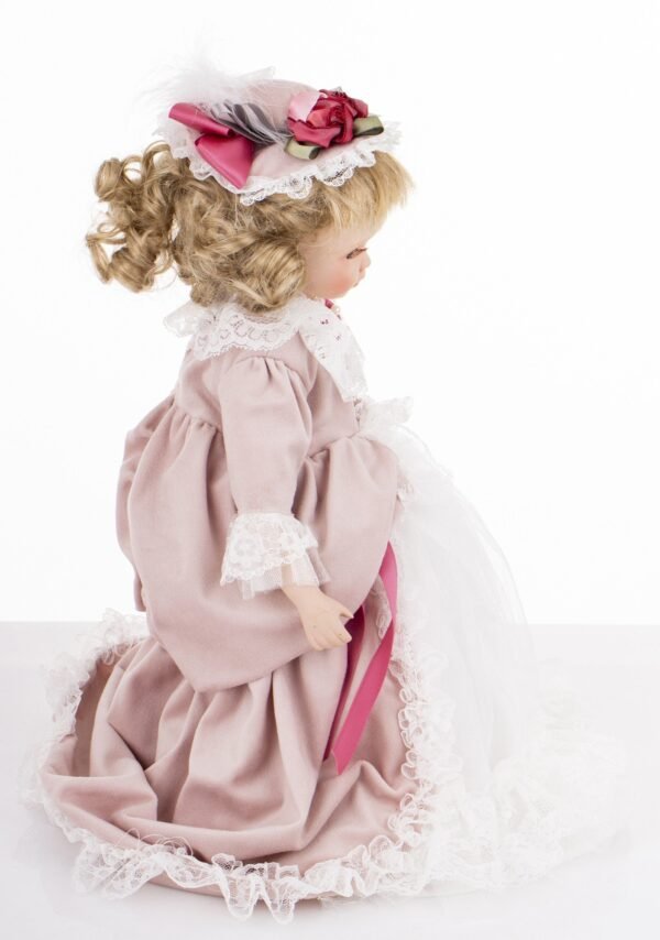 Porcelanowa dekoracyjna duża kolekcjonerska lalka w sukience