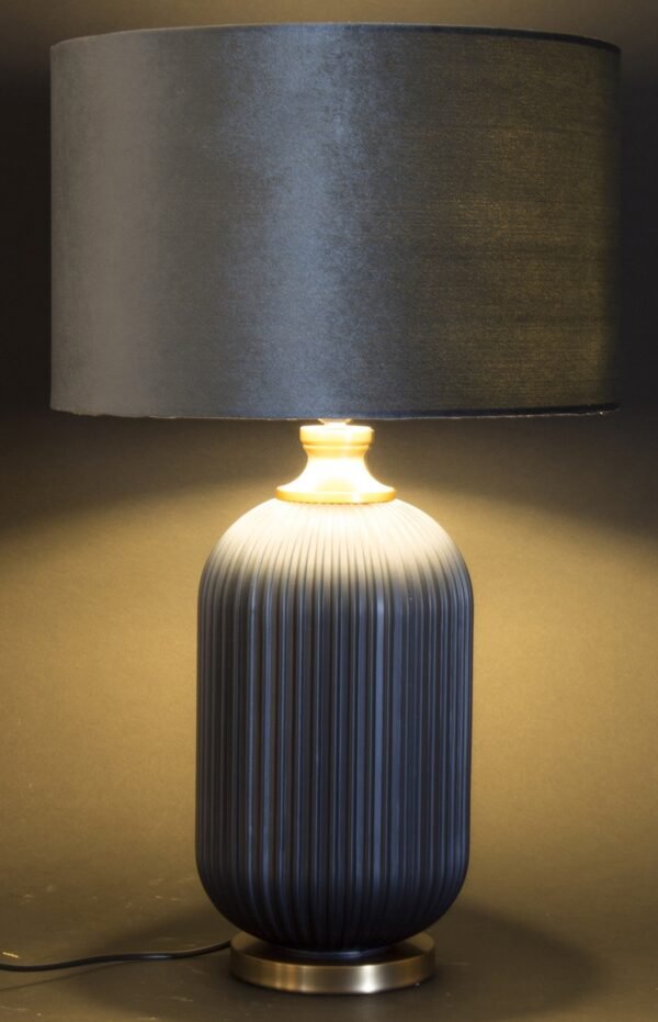 Piękna elegancka lampa z kloszem w granacie