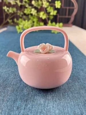 Ceramiczny Czajniczek Z Ręcznie Wykonanymi Glinianymi Kwiatami