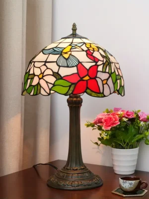 Lampa witrażowa w stylu Tiffany. Koliber