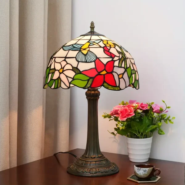 Lampa witrażowa w stylu Tiffany. Koliber