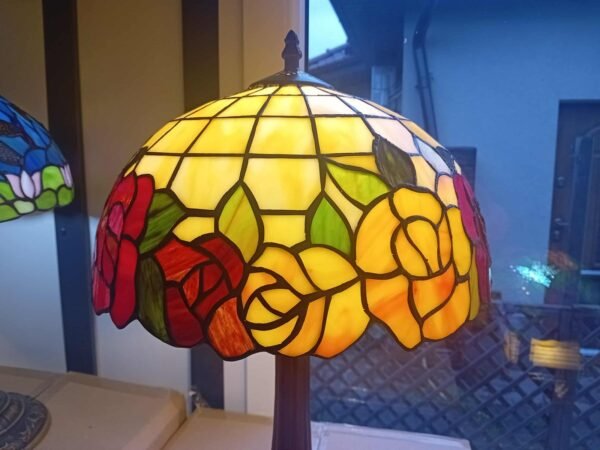Lampa witrażowa w stylu Tiffany ręczne robiona . Herbaciane róże 30'