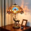 Lampa witrażowa w stylu Tiffany. Barokowy Jeleń. Wysokość 59cm