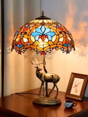 lampa-jelen-1.jpg Lampa witrażowa w stylu Tiffany. Barokowy Jeleń. Wysokość 59cm