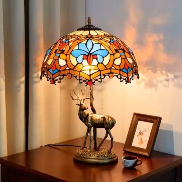 Lampa witrażowa w stylu Tiffany. Barokowy Jeleń. Wysokość 59cm