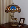 Lampa witrażowa w stylu Tiffany. Barokowy Jeleń. Wysokość 59cm