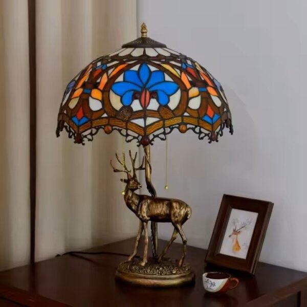 Lampa witrażowa w stylu Tiffany. Barokowy Jeleń. Wysokość 59cm