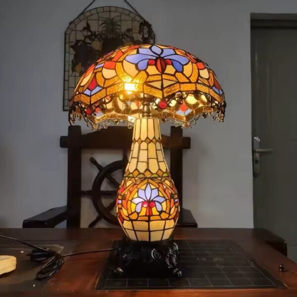 Lampa witrażowa w stylu Tiffany. Marzenie. Wysokość 64cm