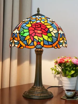 lampa-tiffany-roza-milosci.webp Lampa witrażowa w stylu Tiffany. Róża miłości