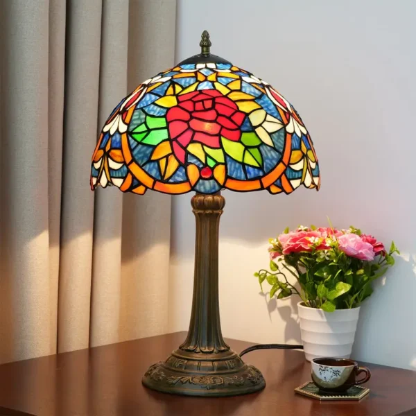 lampa-tiffany-roza-milosci.webp Lampa witrażowa w stylu Tiffany. Róża miłości