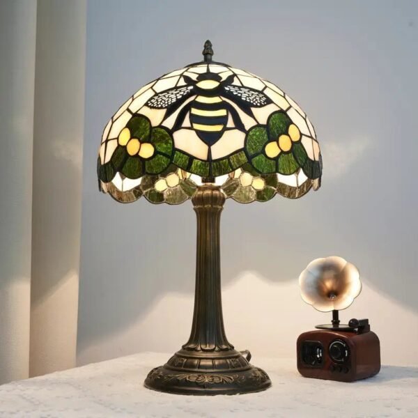 Lampa witrażowa w stylu Tiffany. Mucha