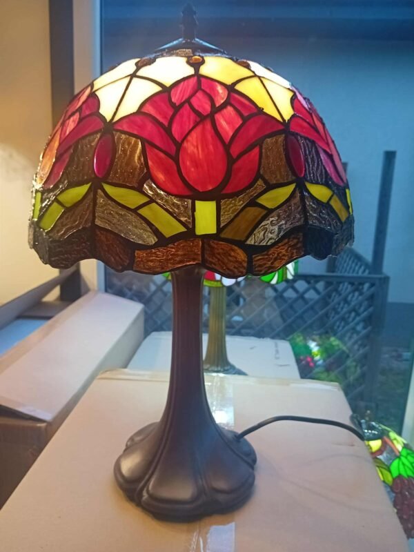 Lampa witrażowa w stylu Tiffany ręczne robiona . Pąsowe róże 30'