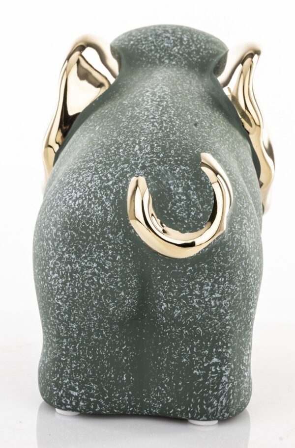 Figurka słonia w zieleni