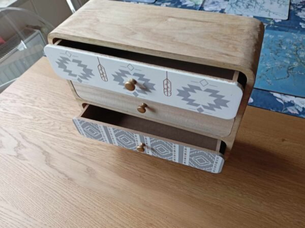 Szkatuła drewniana z trzema szufladami