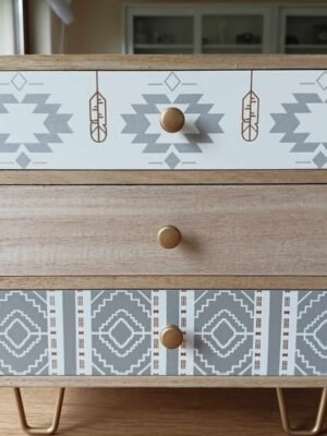 Szkatuła drewniana z trzema szufladami