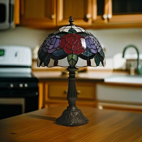 Lampa witrażowa w stylu Tiffany. Kolorowe róże
