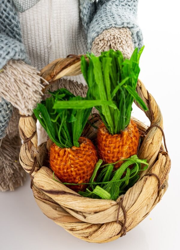 Figurka króliczka z koszykiem