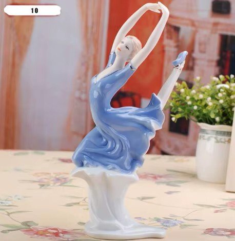 Piękna Figurka Porcelanowa