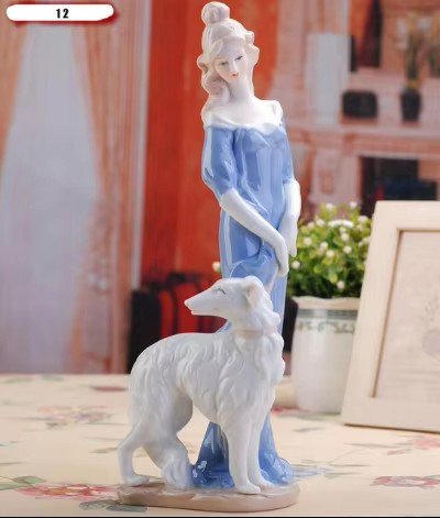 Piękna Figurka Porcelanowa