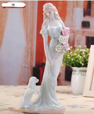 Piękna Figurka Porcelanowa