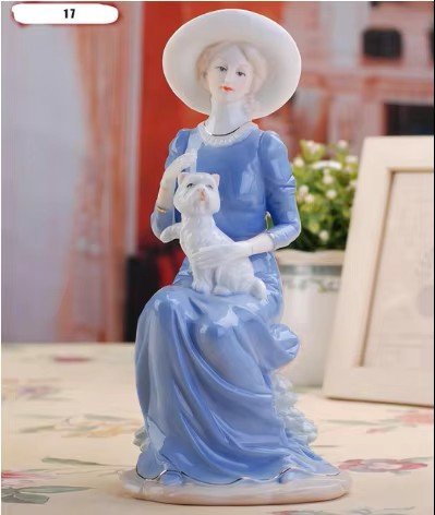 Piękna Figurka Porcelanowa