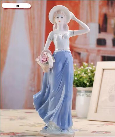 Piękna Figurka Porcelanowa