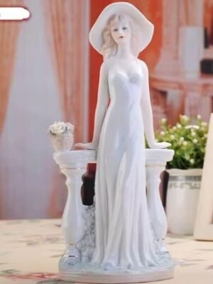 Elegancka Figurka Porcelanowa