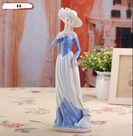 Piękna Figurka Porcelanowa