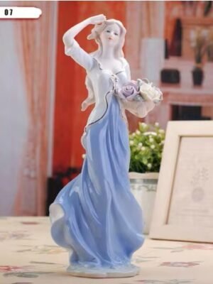 Piękna Figurka Porcelanowa