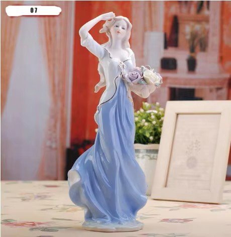 Piękna Figurka Porcelanowa