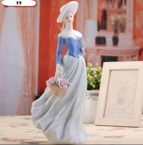 Piękna Figurka Porcelanowa