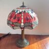 Lampa witrażowa w stylu Tiffany, Ważka w czerwieni. Duża