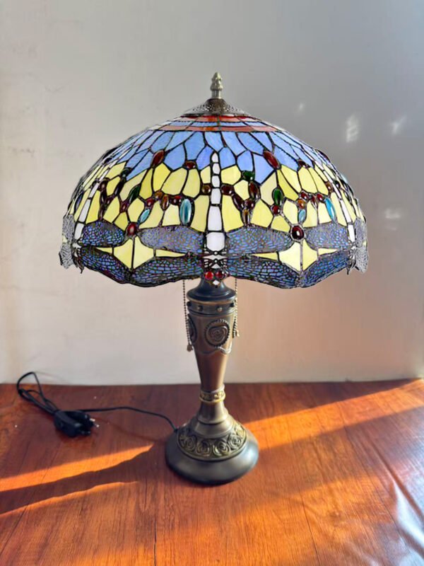 Lampa witrażowa w stylu Tiffany. Ważka w koralach 40'
