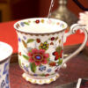 Elegancki porcelanowy kubek ze złotym wykończeniem i kwiatowym wzorem 350ml