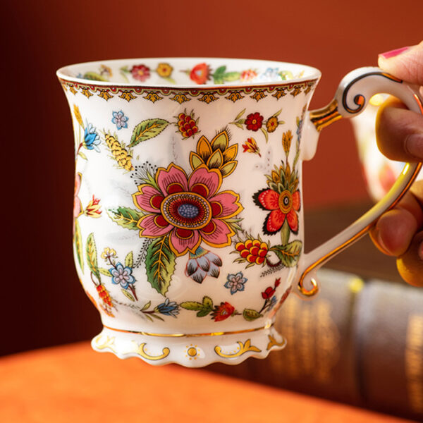 Elegancki porcelanowy kubek ze złotym wykończeniem i kwiatowym wzorem 350ml