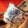 Elegancki porcelanowy kubek ze złotym wykończeniem i kwiatowym wzorem 350ml
