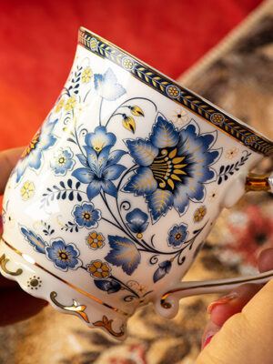 H2c1a77601d984aec90f00f86f753ee27X Elegancki porcelanowy kubek ze złotym wykończeniem i kwiatowym wzorem 350ml