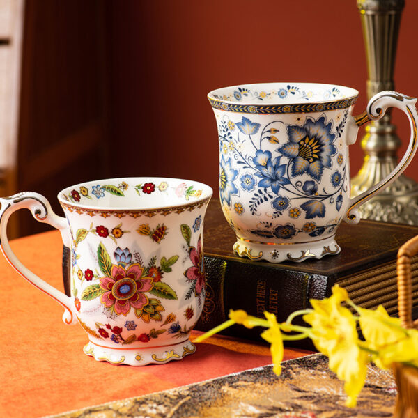 Elegancki porcelanowy kubek ze złotym wykończeniem i kwiatowym wzorem 350ml